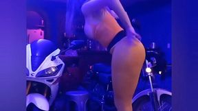 sexo en el taller con chica biker porno