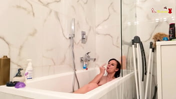 Le loser ignor&eacute_ dans mon bain (en fumant je t humilie)Le loser ignor&eacute_ dans ...