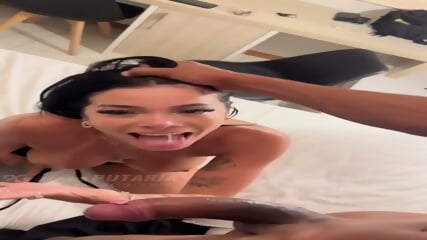 Xgi$@ engasgando com o pau na boca