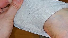 Long day in old sneakers - Peeling off my sweaty socks