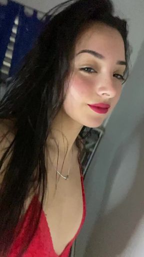 Teen onlyfan shows off her tits