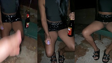 gostosa safada sem calcinha mostrano a bucetinha raspada