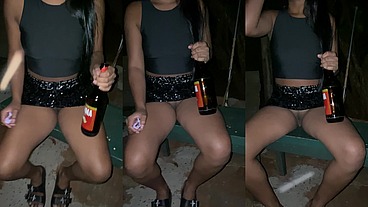 gostosa safada sem calcinha mostrano a bucetinha raspada