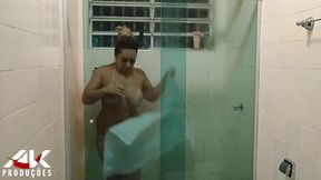 enteado se esconde no armario para espiar sua madrasta gostosa