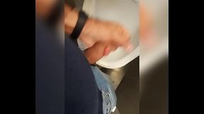 Mijando  nos banheiros p&uacute_blicos,