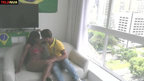 flagra durante o jogo do brasil na copa torcedor fodendo a morena gostosa