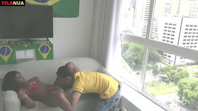 flagra durante o jogo do brasil na copa torcedor fodendo a morena gostosa