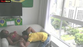 flagra durante o jogo do brasil na copa torcedor fodendo a morena gostosa