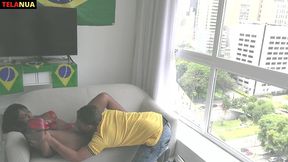flagra durante o jogo do brasil na copa torcedor fodendo a morena gostosa