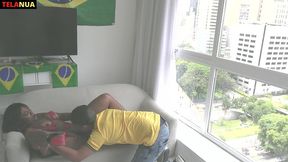 flagra durante o jogo do brasil na copa torcedor fodendo a morena gostosa