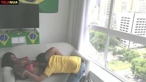 flagra durante o jogo do brasil na copa torcedor fodendo a morena gostosa