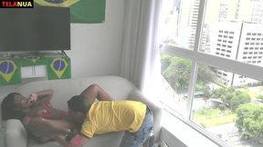 flagra durante o jogo do brasil na copa torcedor fodendo a morena gostosa