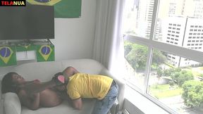 flagra durante o jogo do brasil na copa torcedor fodendo a morena gostosa