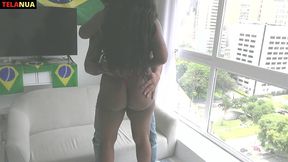 flagra durante o jogo do brasil na copa torcedor fodendo a morena gostosa