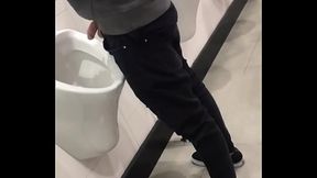 Spy Guapo Orinando banheiro flagra