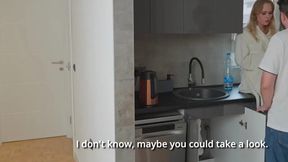 Blonde MILF Mari Moore offers to reward the plumber with a blowjob and sex