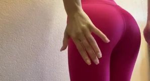 Stunning Fit Girl in Tight Leggings Showcases Her Perfect Curves