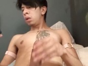 se calienta pensando en su y se jala la verga