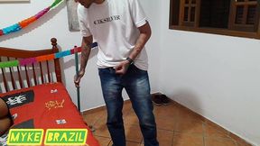 patroa zayra pink se assusta com o funcionario fazendo a faxina do quarto dela mas antes gostou e deu para ele bem gostoso