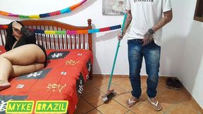 patroa zayra pink se assusta com o funcionario fazendo a faxina do quarto dela mas antes gostou e deu para ele bem gostoso