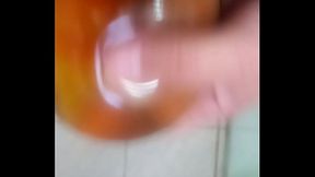 Na camisinha mijando