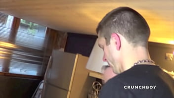 un mec de cit&eacute_ donne ses baskets &agrave_ sniffer &agrave_ son pote gay