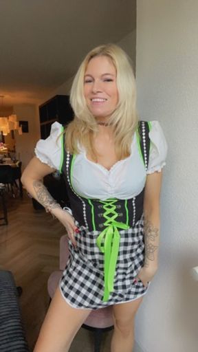 Zullen we lekker neuken in mijn Oktoberfest outfit? 💦🥵🥵🥵🥵🤗