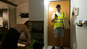 Annika accoglie in accappatoio il corriere, ma non ha soldi per pagare in contrassegno. dialoghi ita