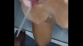 Ela implorou ajoelhada pra eu mijar na boca dela como uma cadela suja
