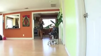 Lovers calientes Cherie DeVille, Holly Michaels tribbing y comiendo co&ntilde_os en el sof