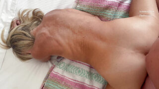 Blondýnka s velkými prsy a brácha ji ošuká před explozivním orgasmem