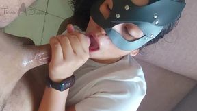 la fan de pikachu devora mi polla para recibir el semen en su cara