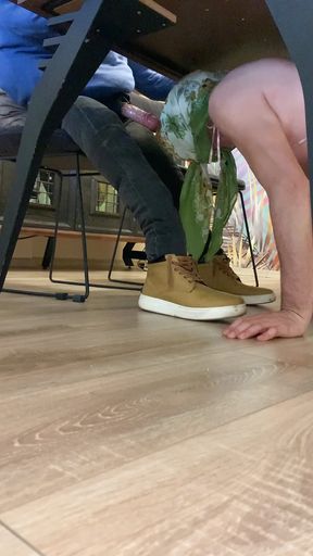 I secretly sucked my boss&#039;s dick during the meeting