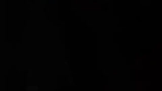 Tetovált szegecsek hatalmas faszokkal, stroke-kal és anális keféléssel a zuhany alatt