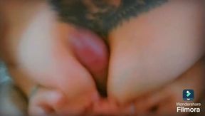 Ayudo a mi amigo a largar la lechita con mis tetas