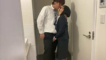 仕事終わりの彼女と一緒に自宅に帰ってきて即彼女とキスしてスーツのままSEXするカップル。
