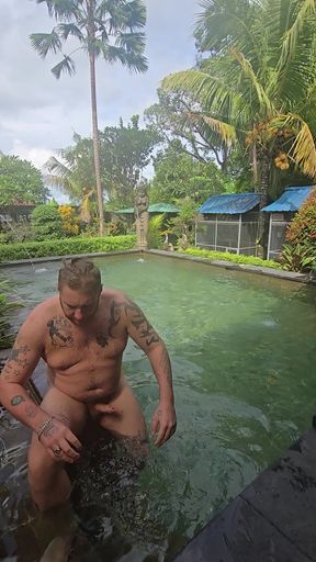 Jimbob Wanking in Pool