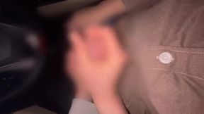A hentai married woman who pulls out with a handjob in the car on the way home