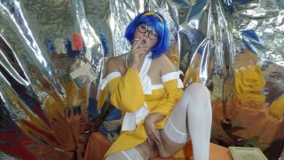 フェアリーテイルのコスプレイヤーのレヴィがタバコを吸ってマンコをからかう