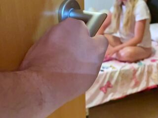 Tengo sexo con la amiga de mi mujer , ella recibe su primer creampie sin condon