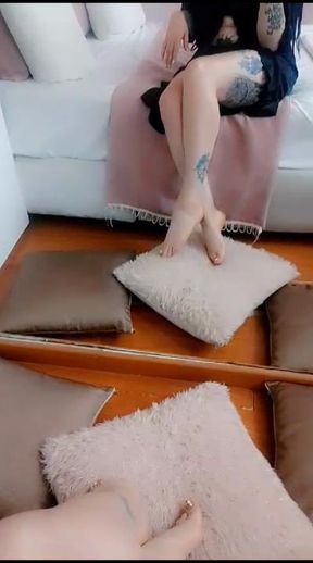 Want to play with these juicy feet? 🔥
