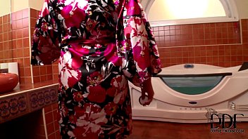 Sandra Boobies Sucks Cock In The Tub &amp_ Gets Cum On Her Jugs