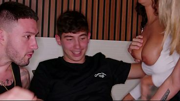 Fomos na Festa da Fraternidade da Faculdade e demos a buceta pro casal de irm&atilde_os dotados do PROUNI COMPLETO NO SHEER/RED