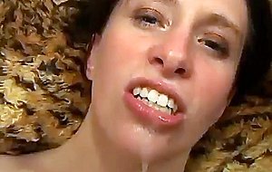 Ava, gang-bang, sodomie et petale de rose
