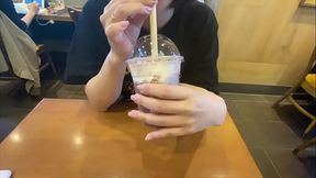 大◯生彼女と2人のエッチするシーツを買いにドンキに行ってスタバデート。遊んだ後の夜はお互いムラムラして彼女のの体から出る汁を真っ白なシーツの上に垂れ流しして最後は激しくえっちする大◯生カップル。