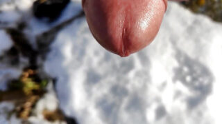 Közeli solo amatőr srác simogatja a nagy, vágatlan farkát, és keményen elélvez egy hatalmas orgazmussal