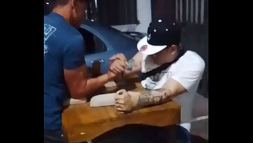 2 hombres amarrados manoseandose encima de la mesa