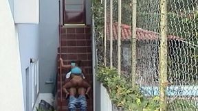 corno desconfia da mulher e filma a vagabunda dando para o jardineiro