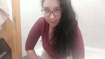 Milf pornstar espa&ntilde_ola curvy se masturba con la regla. Tiene la menstruaci&oacute_n, se toca el co&ntilde_o y luego toma un ba&ntilde_o. Leyva hot ctdx