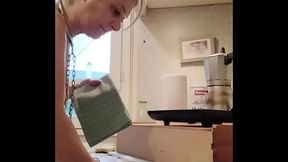 2025 07 23 Esclave F la bonniche en bas et talons